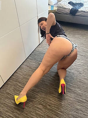 thick ass mature mom legs