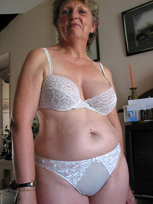 chubby mature woman pluse 50 lingerie bra