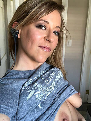 pretty sexy mature milf hard nipples pokies self shot