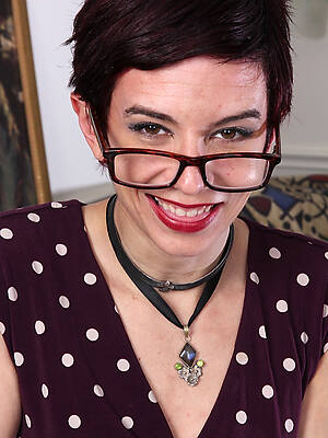 horny mature wife glasses nude pictures