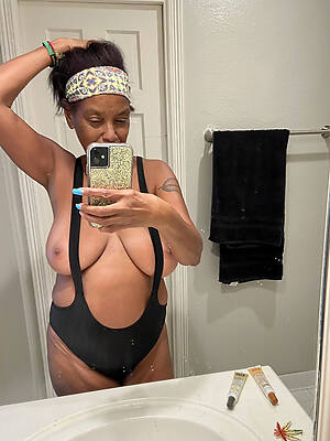 sexy ebony mature saggy tits selfie