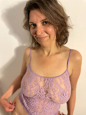 amateur mature big boobs cleavage tease