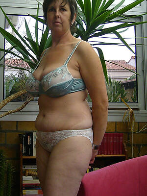 short hair mature porn model