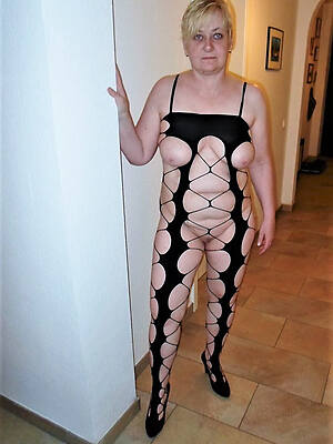 erotic mature woman nude short hair pic