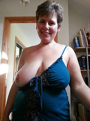 fat short hair mature cleavage pics