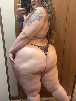 mature woman big booty nude selfie
