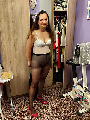mature women pantyhose shorts