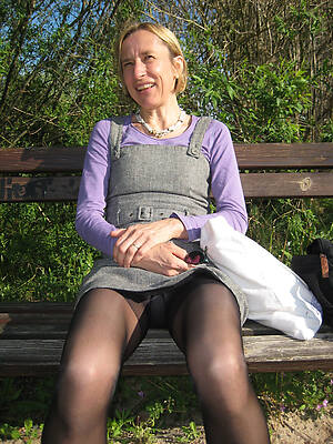 amatuer pantyhose mature outdoor upskirt