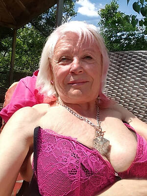 beautiful gilf in bra does nude shoots